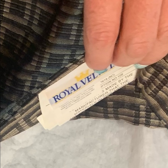 King size bed skirt and 2 shams - Picture 6 of 10